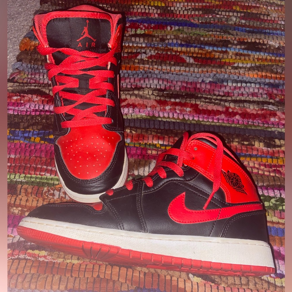BLACK/RED NIKE AIR JORDAN 1’S